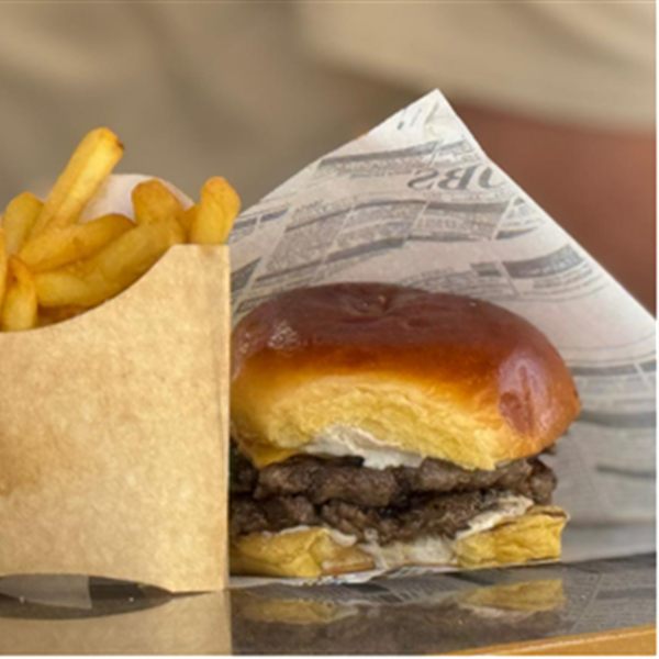 Hamburguesa en pan brioche con patatas fritas de Q Street Food